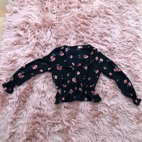 Beautiful H&M black floral blouse - Picture 3 of 8